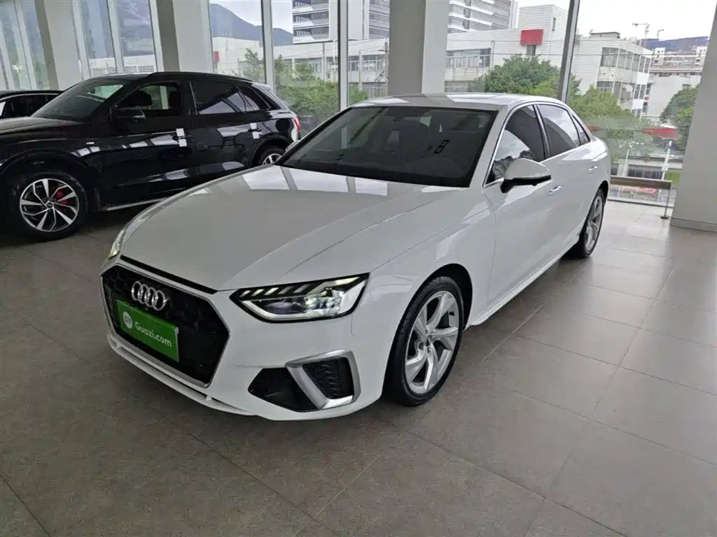 Audi A4L 2021 — фото 1 из 25